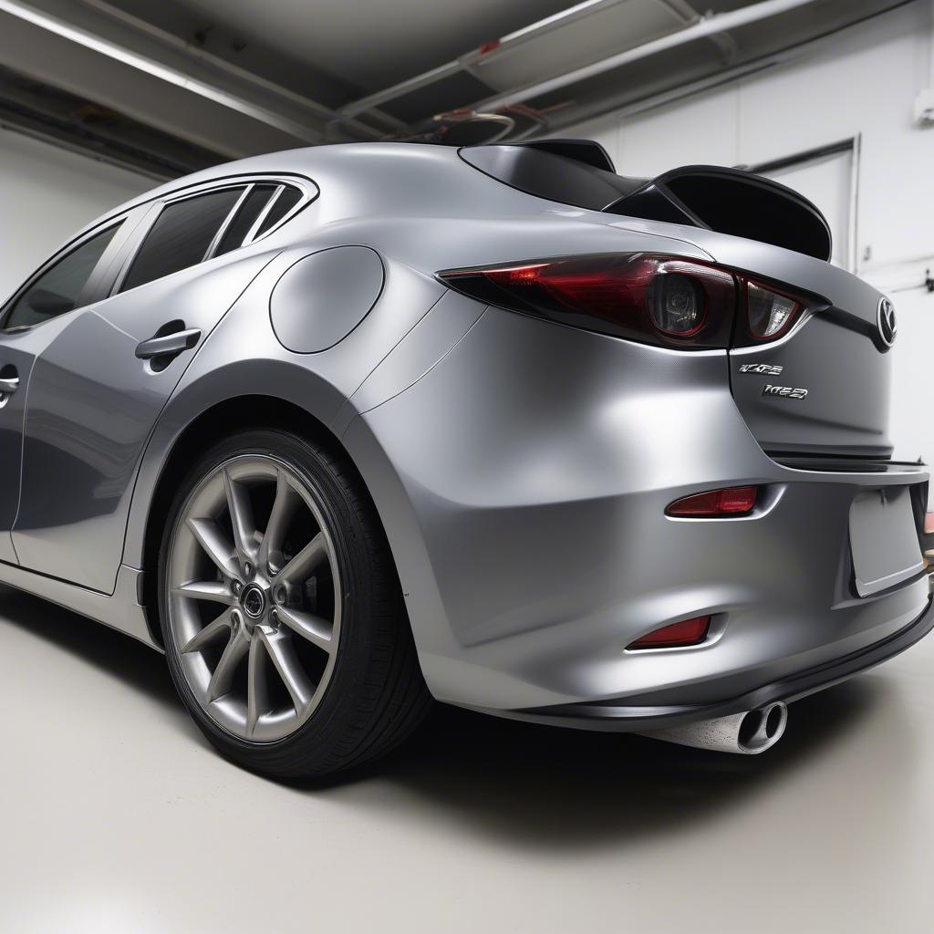 Lắp đặt Body Kit Mazda 3 2017: Hình ảnh quá trình lắp đặt body kit cho Mazda 3 2017 tại một gara chuyên nghiệp, thể hiện sự tỉ mỉ và chính xác trong từng công đoạn.